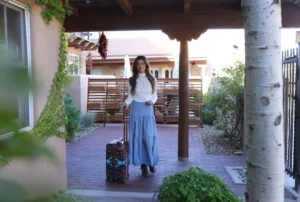Woman checking into Piñon Court by La Fonda.